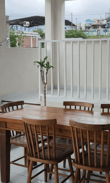 Mesa com Cadeiras e Plantas