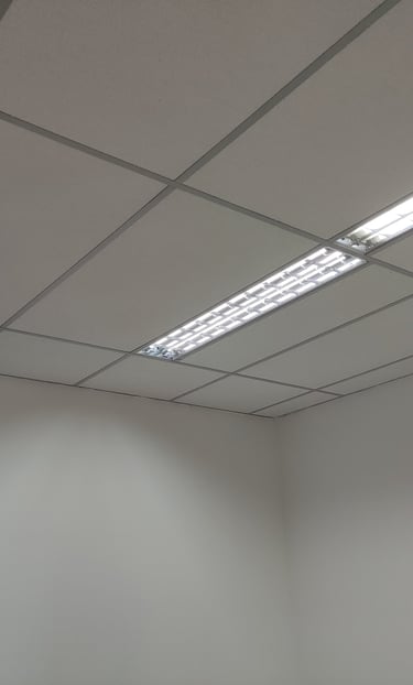 Forro acústico e removível, luminárias em led.