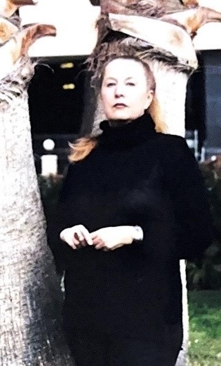 natalia kirillova posando junto a palmeras en benidorm