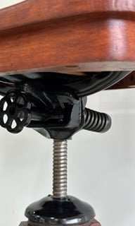 Detalle restauración de mecanismo silla banquero JCC. Tenerife.