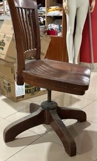 Estado original silla antigua banquero J.C.Co. Después de 94 años. Restauración Tenerife.