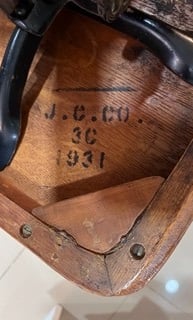 Detalle sello original silla JCCo. Respetado en restauración. Tenerife.