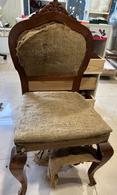 Detalle interior original silla isabelina canaria en yute y crin vegetal antes de restauración.