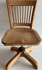 Silla J.C.Co con madera lijada y tratada antes de barnizado y acabado final. Tenerife.