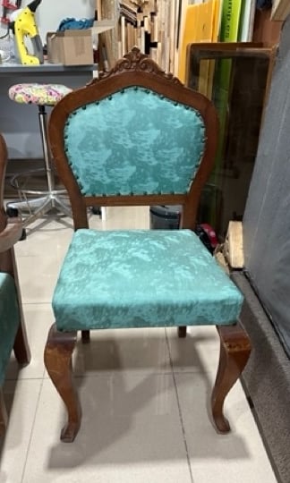 Silla isabelina canaria con madera original y tapizado años 70 antes de restauración. Tenerife.