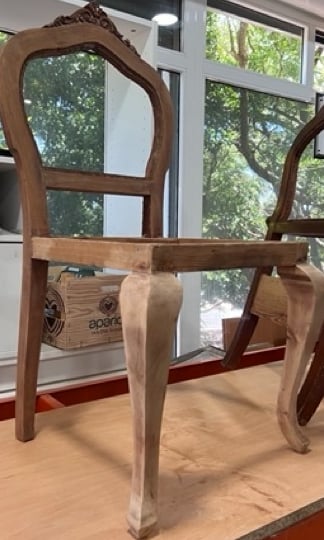 Detalle limpieza y lijado madera silla isabelina canaria. Tenerife.