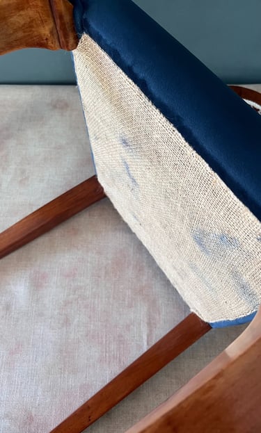 Detalle restauración y tapicería silla isabelina canaria con fondo de yute como original. Tenerife.