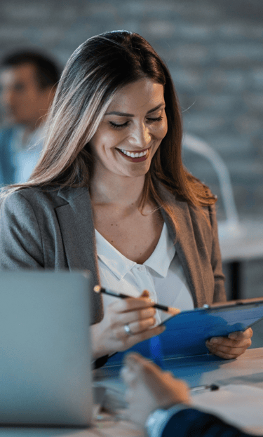 consultoria financeira mulher feliz