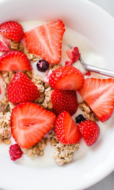 Des fraises avec du yaourt