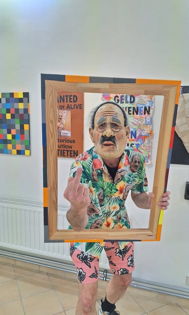 Henk Tieten poseert in zijn eigen kunstwerk