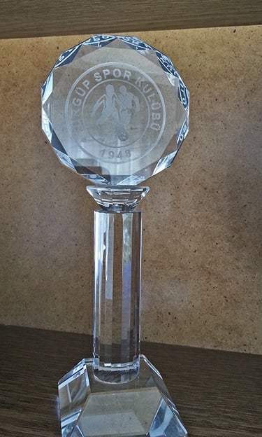 Spor kulübü Bşk. tarafından verilen plaket