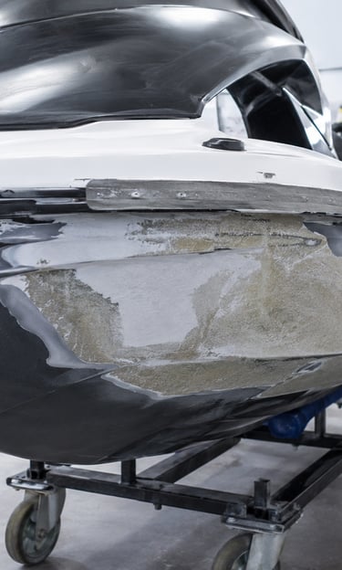 Reparação de casco de Jet Ski com correção de danos e desgastes