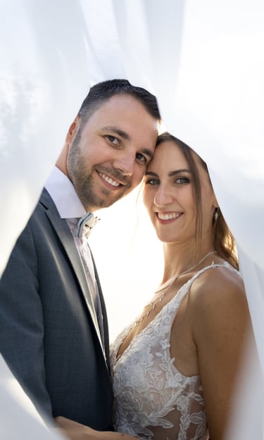 Kreative Hochzeitsfotografie Coburg: Romantisches Brautpaar im Sonnenlicht unter dem Schleier.