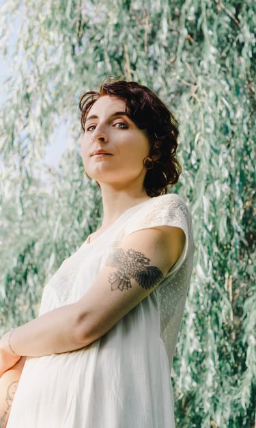 portrait féminin en contre plongée dans un parc se tenant le bras