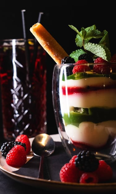 Dessert gourmand maison aux fruits rouges servi au restaurant La Parisienne à Nîmes