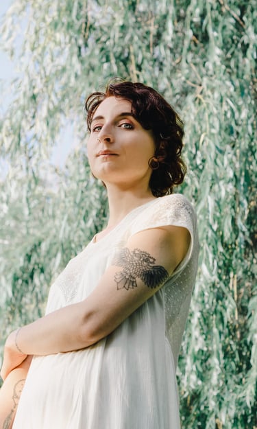 portrait féminin en contre plongée dans un parc se tenant le bras