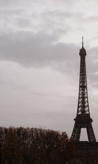 Outdoor wedding photoshoot in Paris, bride in white dress