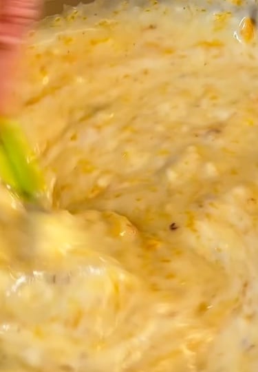 Aggiunge metà zucca alla besciamella