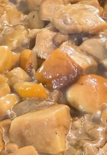 Cuoce i funghi fino a quando saranno teneri e l’acqua di vegetazione sarà completamente evaporata