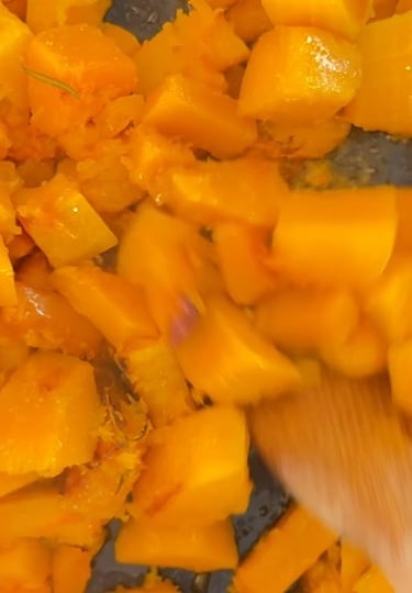Cuoce la zucca a fuoco basso per circa 15–20 minuti, finché non sarà morbida e tenera