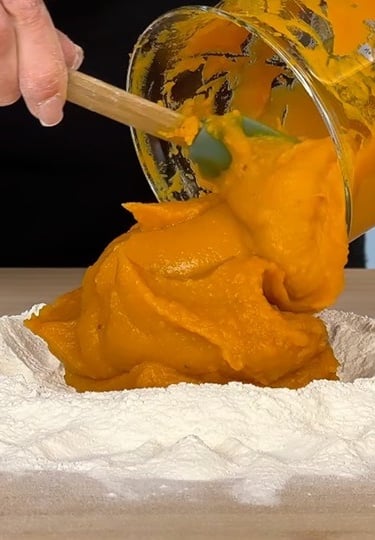 Preparare l’impasto la purea di zucca tiepida e farina