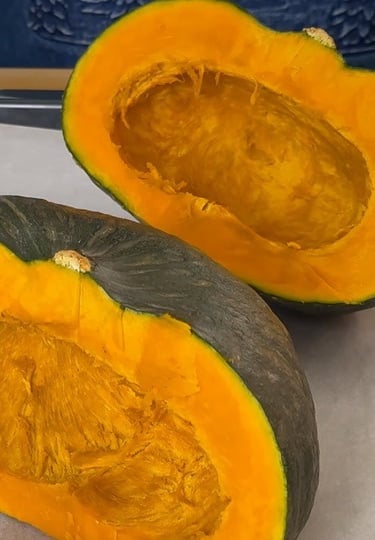 Taglia la zucca a metà ed elimina i semi