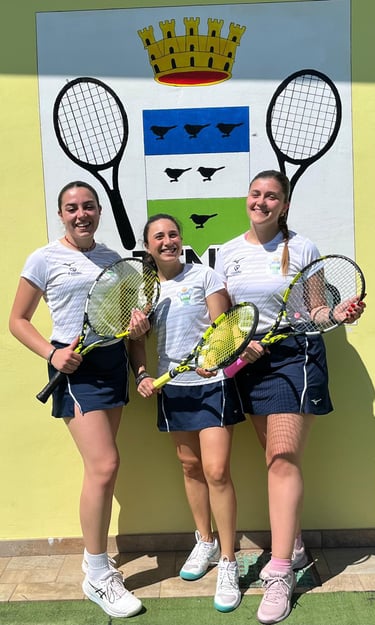 tre tenniste in maglia bianca e gonnellino blu