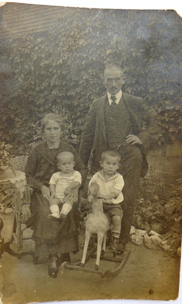 Harmat Lajos feleségével Szalay Emmával és két fiú gyermekével Lajossal és Jenővel, Vinkovce 1914