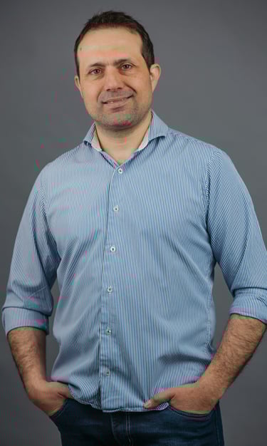 Luciano Dalio, coach de reinvención profesional para ejecutivos despedidos, en entorno profesional.