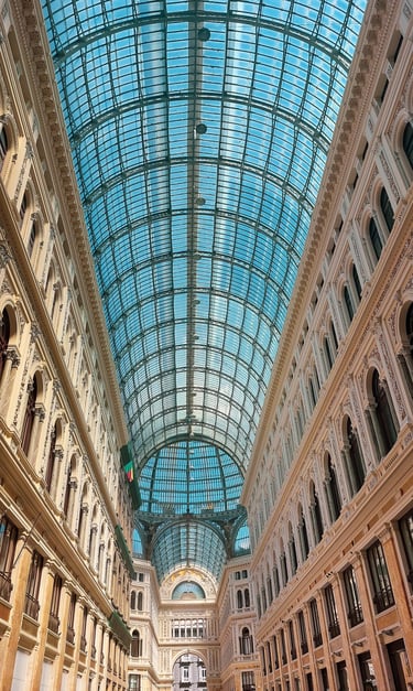 grande cupola in ferro e vetro vista dal pavimento ottagonale visto dalla galleria Umberto I Napoli 