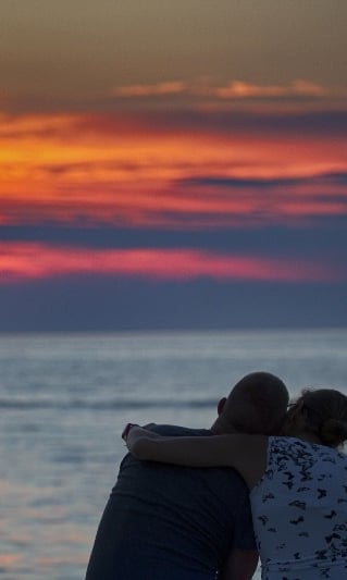 article-romantic-couple-watching-sunset-zadar