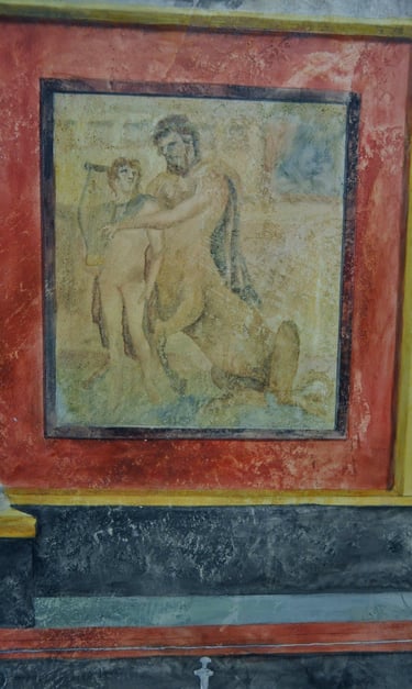 Détails d'une peinture murale inspirée des fresques pompéiennes, mythologie et dieux.
