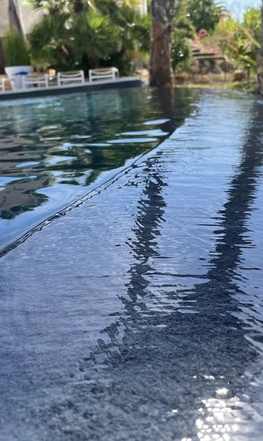 construction d'une piscine à débordement en béton armé par EGPR à Hyères à Toulon
