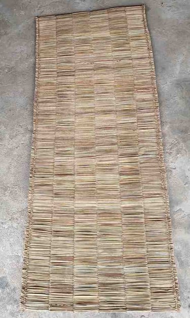 "Handcrafted natural yoga mat with rivergrass weave–flatlay view-Export-standard"