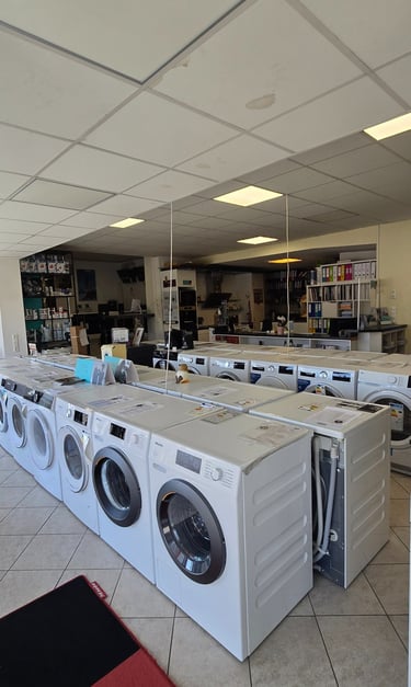 Ein Ausstellungsraum mit Waschmaschinen, Trocknern und Spülmaschinen