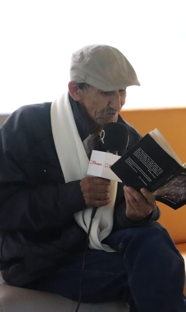 El poeta y escritor Jairo Carrasquilla Tobón el la presentación de su libro "Piel".