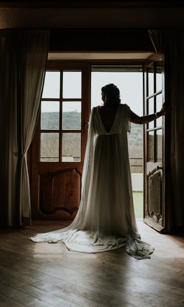 mariée qui regarde à la fenetre