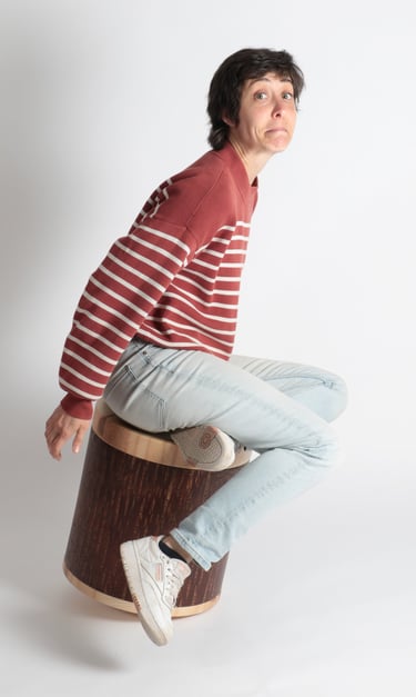 la créatrice fait la démonstration du tabouret culbuto