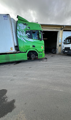 Camión cambiando los neumáticos en Neumáticos Sangar