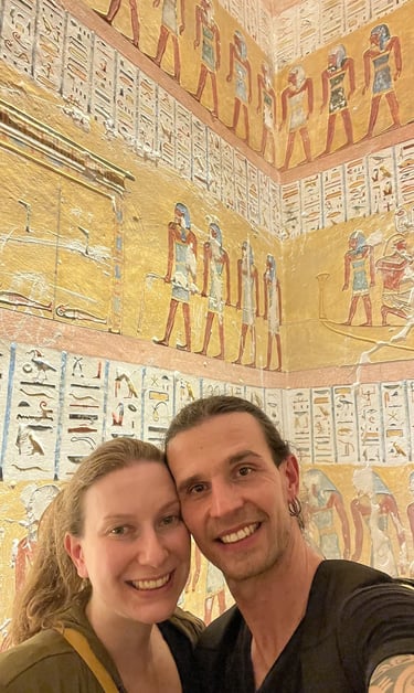 En el Valle de los Reyes en Luxor durante un viaje a Egipto con Hadi, guía egiptólogo que habla español