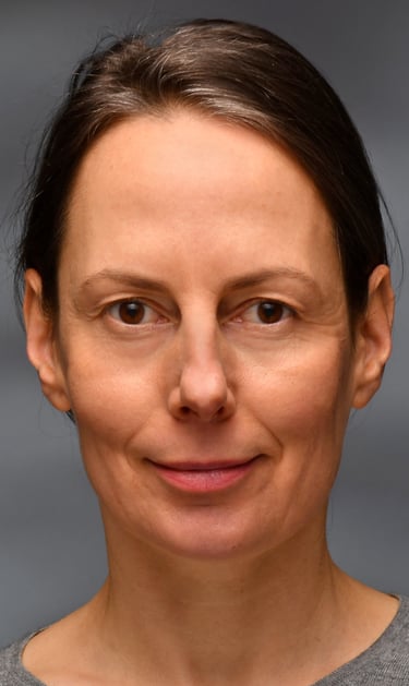 Photo of the consultant, showing a middle-aged woman with brown eyes and brown hair.