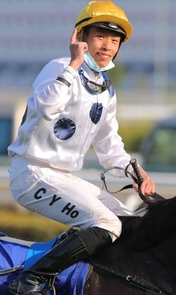 Photo of Hong Kong jockey Vincent Ho on racehorse Golden Sixty