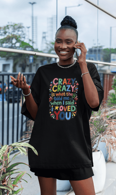 Camiseta oversized em puro algodão, confortável e estilosa, com estampa colorida e mensagem marcante