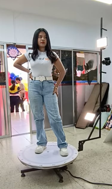 mujer tomándose foto en plataforma 3D