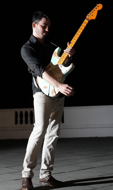Música electrónica con guitarra eléctrica en vivo en hotel boutique en Guanacaste. 