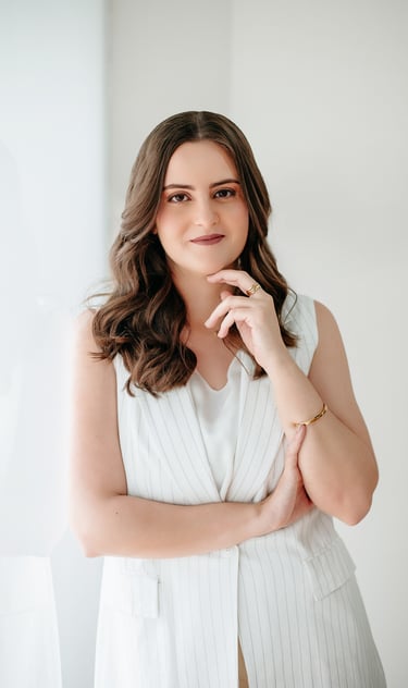 mulher sorrindo de modo contido 