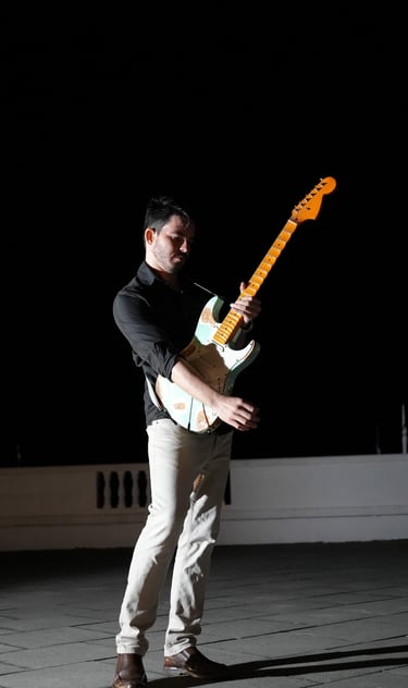 Música electrónica con guitarra eléctrica en vivo en hotel boutique en Guanacaste. 