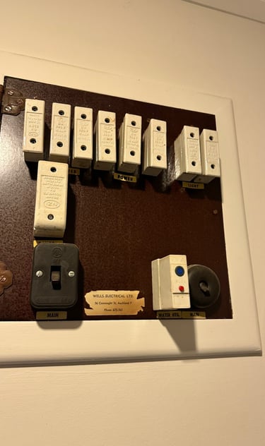 Old fuse board power outage, fuse blew up call sparky 0223181177