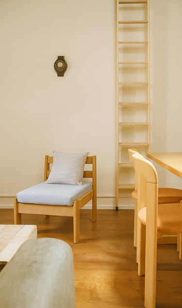 Duplex rénové avec mobilier vintage en bois, design Capron, Perriand et Rey.