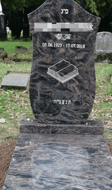 Grabmal aus grauem Granit mit Inschrift